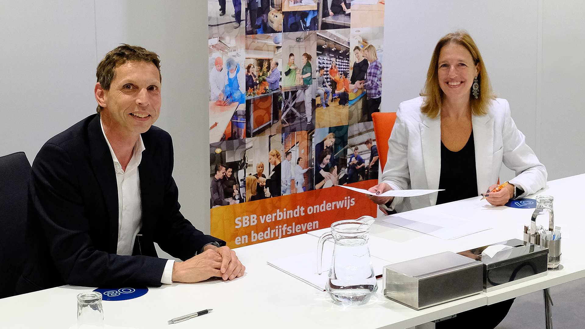 Peter van Dijken van TNO en Hannie Vlug van SBB ondertekenen samenwerkingsovereenkomst