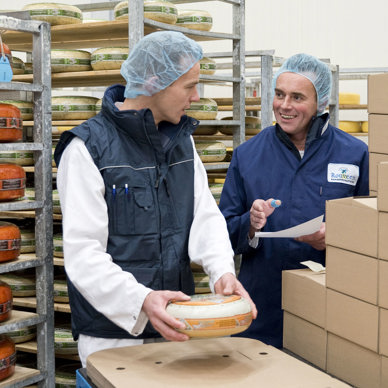 Medewerkers in de kaasfabriek