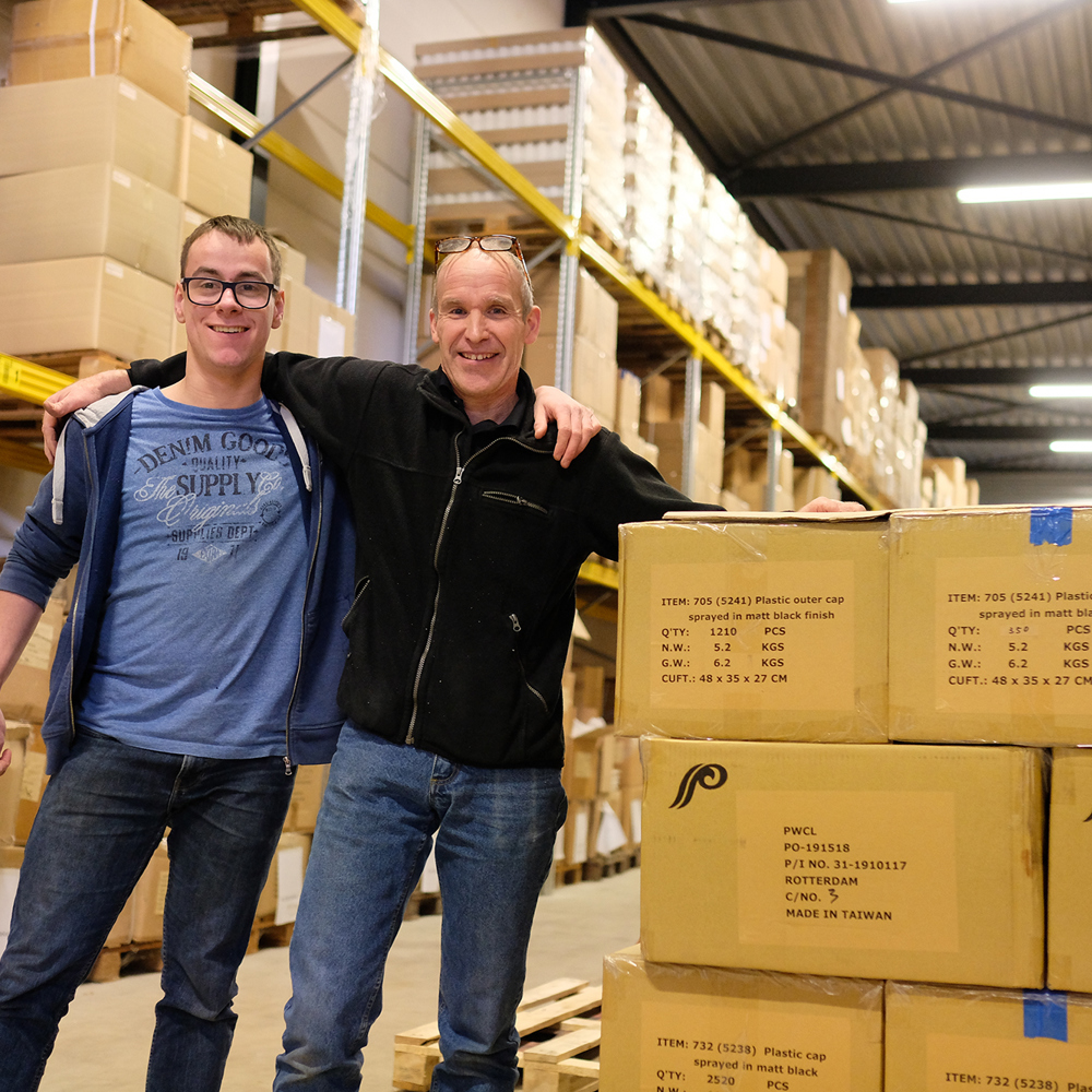 Student en praktijkopleider die samen werkprocessen doen in productie en logistiek