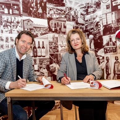 Tina Boes en Edward Both tekenen de overeenkomst.